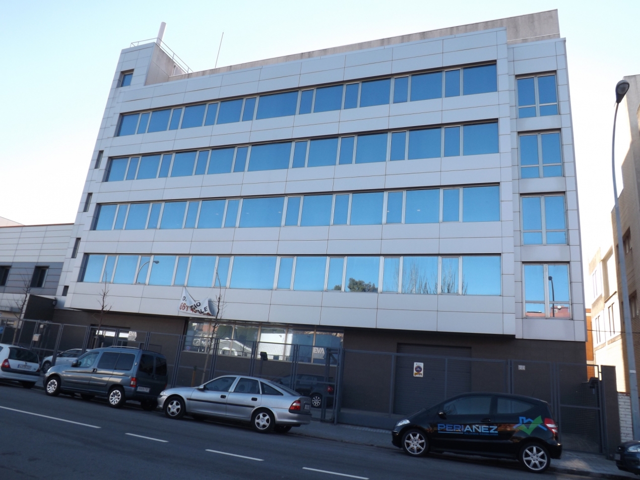 5.080M2 Edifici en lloguer al Prat de Llobregat apte per a qualsevol ús. (Industrial, comercial, hostaleria, educació, esportiu, geriatrica...). wc aigua llum climatizado ascensor terrassa oficines gual garatge metre bus parc 